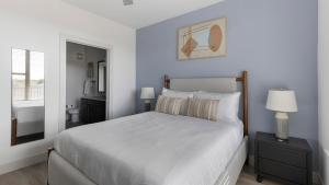 a bedroom with a large white bed and a mirror at Landing Stunning 2BD in Corinth in Denton +40 photos