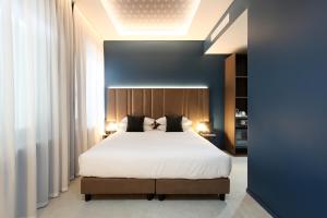 a bedroom with a large bed with white sheets at The FLOOR in Milan