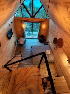 Draufsicht auf ein Wohnzimmer in einer Holzhütte in der Unterkunft Tranquilo Austral in Puerto Tranquilo
