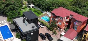 Luftaufnahme eines Hauses mit Swimmingpool in der Unterkunft Gold Guest House in Gonio