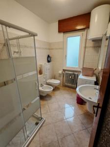 a bathroom with two sinks and two toilets at Appartamento Pini Nicolina s2 in Tirano