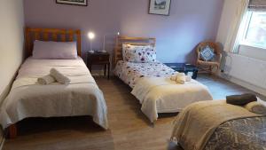 a bedroom with two twin beds and a window at Gidansu in Penrith