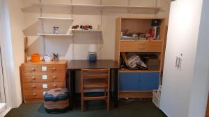 a room with a desk and a dresser at Gidansu in Penrith +11 photos