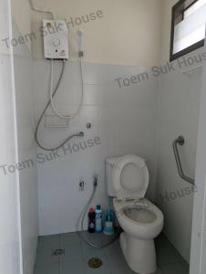 a small bathroom with a toilet and a shower at เติมสุขเฮาส์ Toem Suk House in Ban Bang Luk