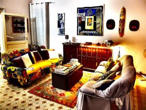 ein Wohnzimmer mit Sofa und Tisch in der Unterkunft AlCasart in Alcamo