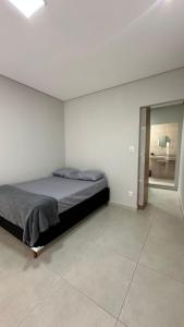 a bedroom with a bed and a window in it at Bela Gold Alto Caparaó in Caparaó Velho