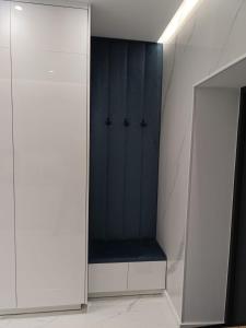 a room with a closet with a bench and a mirror at Blu Apartments -Rynek in Nowa Ruda