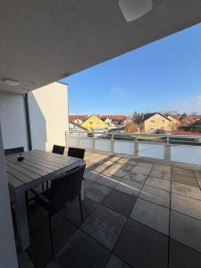 a table and chairs on a balcony with a view at Ruhige Wohnung in Linz