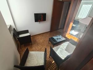 an overhead view of a living room with chairs and a tv at Appartamento Conti Schreck in Baselga di Pinè