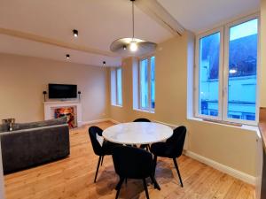 a living room with a table and chairs and a couch at Premium Appartement Hesdin in Hesdin