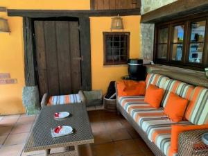 a living room with a couch and a table at La casa de Chipi Lacavada in La Cavada