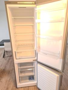 ein leerer Kühlschrank mit offenen Türen in der Unterkunft Suite 3 in Frederikshavn