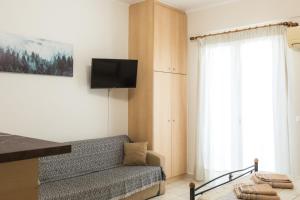 a living room with a couch and a tv at Central Cozy Apartment in Sparta