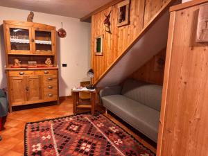 a living room with a couch and a staircase at Cà de l'Angel in Torre di Santa Maria