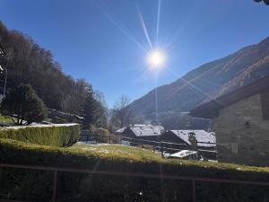 a view of a house with the sun in the sky at Cà de l'Angel in Torre di Santa Maria