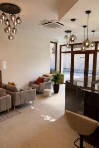 a living room with a bar with chairs and a table at Hotel LUMIè Pescasseroli in Pescasseroli