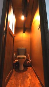 a small bathroom with a toilet in a room at Maison Cozy Deco P0P' proche Paris in Villejust +11 photos
