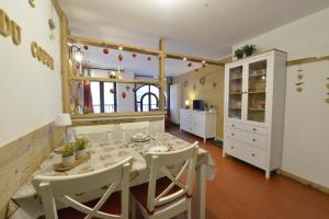 a kitchen and dining room with a table and chairs at LE REFUGE DU COEUR in Pré-Saint-Didier