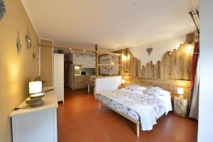a bedroom with a bed with a wooden wall at LE REFUGE DU COEUR in Pré-Saint-Didier