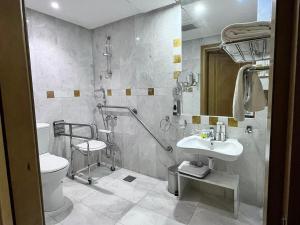a bathroom with a sink and a toilet and a shower at Montana Golden Hotel in Mecca +75 photos