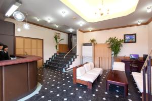 eine Lobby mit einer Bar, Stühlen und Treppen in der Unterkunft Hotel Hayashi in Beppu