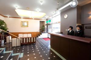 two women standing at a bar in a waiting room at Hotel Hayashi in Beppu