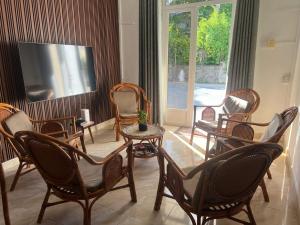 a living room with chairs and a flat screen tv at TecTec 2 Appartment 1 in Pereybere