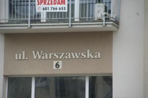 ein Schild an der Seite eines Gebäudes in der Unterkunft Apartament Warszawska in Gorzów Wielkopolski