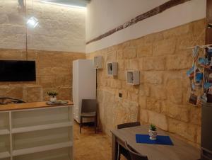 a living room with a table and a counter and a wall at La perla casa vacanze in Barletta