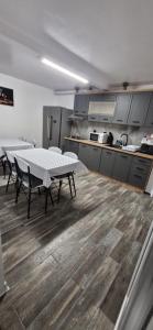 eine Küche mit Tisch und Stühlen in einem Zimmer in der Unterkunft Pensiunea Andusia in Carei + 28 Fotos