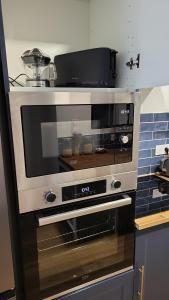 a microwave oven sitting in a kitchen at L'écrin de Nature T2 Centre Historique in Auxerre
