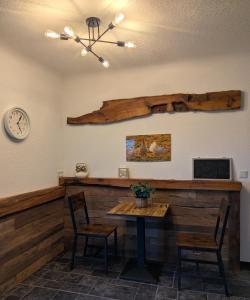 ein Esszimmer mit einem Tisch und einer Uhr an der Wand in der Unterkunft Kornkammer - Ferienhaus NaheZeit Bostalsee in Nohfelden + 32 Fotos