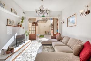 a living room with a couch and a tv at Luxurious Villa with pool in Il-Mielaħ