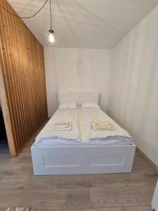 a bedroom with a bed with two towels on it at Merci Apartament 2,0 in Sibiu