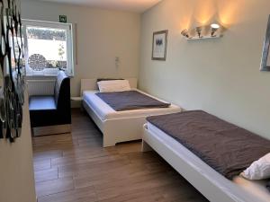 a room with two beds and a window at Gästezimmer am Lippesee - Apartements mit Küche - Perfekt für Langzeitaufenthalt in Paderborn