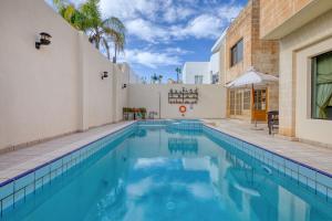 a swimming pool in the middle of a building at Luxurious Villa with pool in Il-Mielaħ