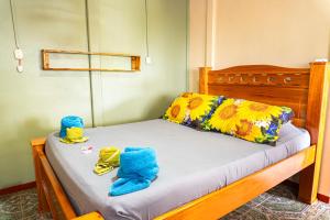 a small bed with blue towels sitting on it at Hotel Casa Gitana Corcovado Tour operador in Drake