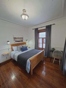 a bedroom with a large bed and a window at Cabines Boréales et Maison de chambres in Rimouski