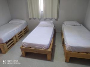 two twin beds in a small room withthritisthritisthritisthritisthritisthritisthritisthritis at PÔR Do SOL BEACH in Marataizes