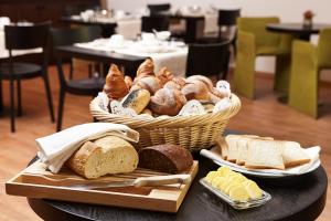 バーゼルにあるスタイネシャンツェ シュタットホテルのパンなどの食べ物を入れたテーブル