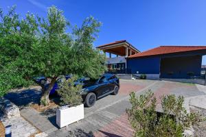 a blue car parked in front of a house at Apartman Roso in Orebić