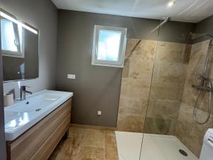 a bathroom with a sink and a shower at SUPERBE T2 moderne - ENTREE DE VILLE - PARKING PRIVE in Ajaccio +5 photos