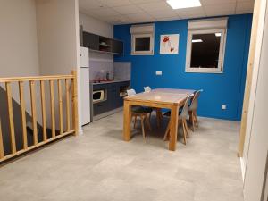 a kitchen and dining room with a table and chairs at Appartement original tout confort in Condamine