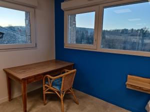 a room with a wooden desk and two windows at Appartement original tout confort in Condamine