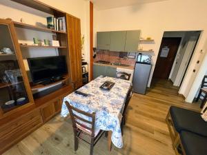 a living room with a table and a kitchen at B&B La Finestra sui Trabocchi in San Vito Chietino