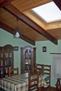 a dining room with a table and chairs and a window at Casa rural EL BOMBO in Tomelloso