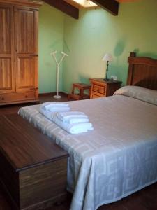 a bedroom with a bed with towels on it at Casa rural EL BOMBO in Tomelloso