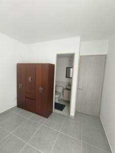an empty room with a bathroom with a toilet at Balcones del Bosque 14 -402 in Restrepo