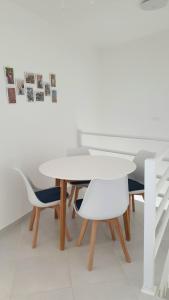 a white table and chairs in a room at Residência Alto Saco - Double Room with Shared Bathroom - Tarrafal de São Nicolau in Tarrafal