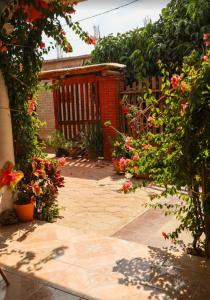 a garden with flowers and a wooden fence at POSADA CENTRO MAZUNTE RINCONCITo in Mazunte